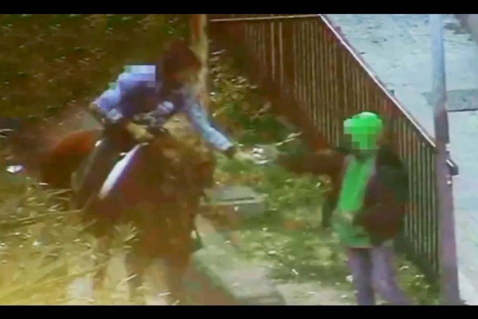Catania, uomo a cavallo per comprare la dose