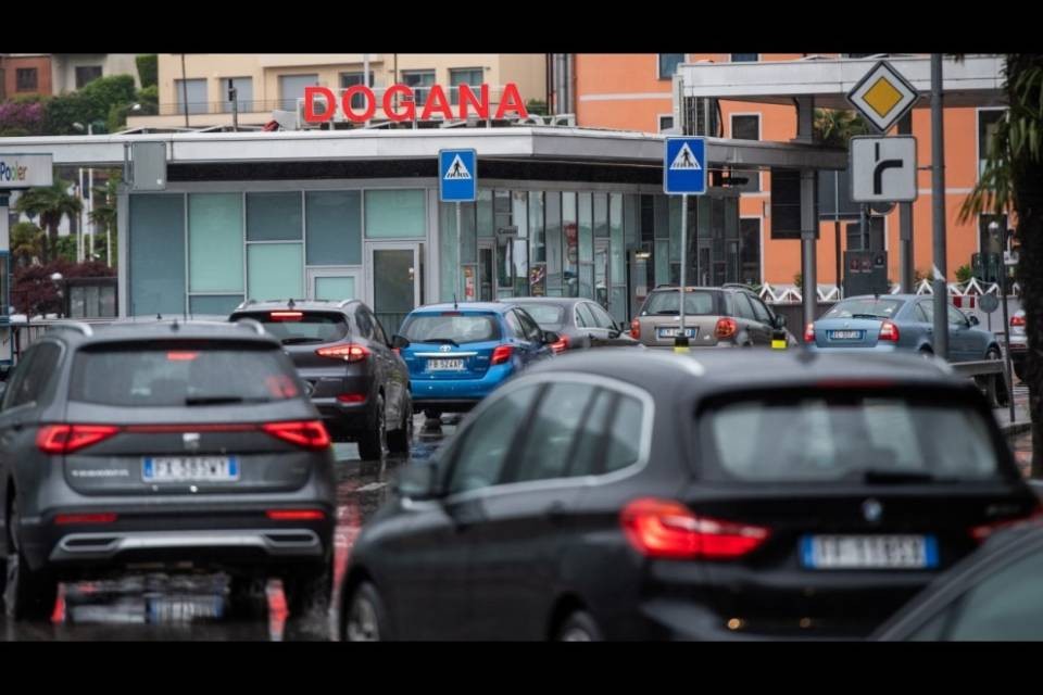 Frontalieri in coda: a Roma sarà sentita l'ambasciatrice