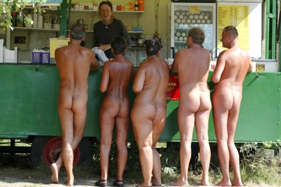 Germania: nudisti contro migranti