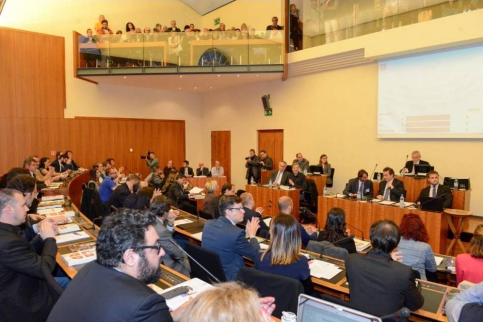 Pasticcio LAC: "Doniamo il gettone"