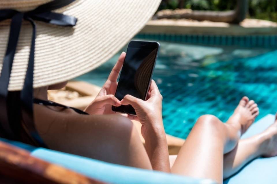 I peggiori genitori in piscina? Quelli con gli occhi sullo smartphone