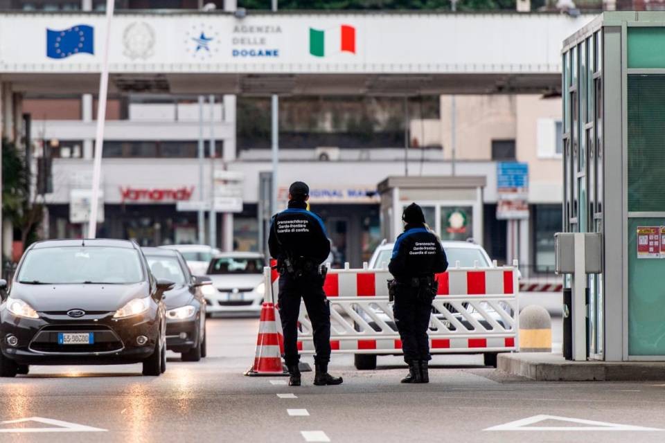 Ponte Tresa, 9 marzo 2020 - Emergenza Coronavirus Covid-19, dogana, valico, frontiera Italo svizzera, confine Italia Svizzera, guardie di confine. La situazione presso la dogana di Ponte Tresa la mattina dopo l'annuncio del decreto di chiusura della Lombardia per contenere l'emergenza. © CdT/Gabriele Putzu