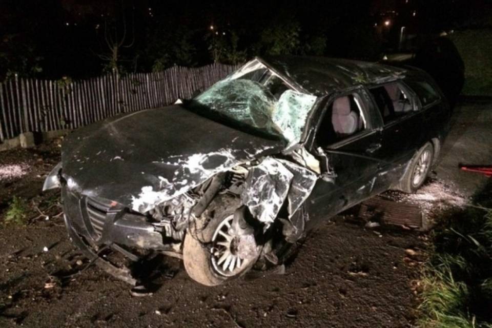 Schianto al volante per quattro adolescenti