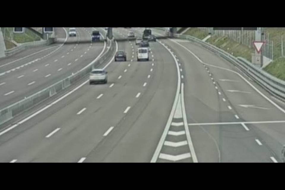 Meno auto sulle strade svizzere, ingorghi alle frontiere