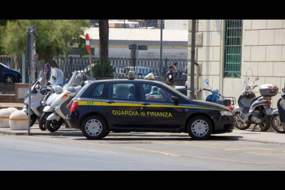 Guidava un'auto rubata e sotto l'effetto di stupefacenti