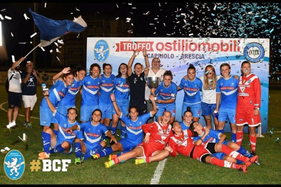 Brescia, sfrattate le calciatrici: "Rovinano il campo"