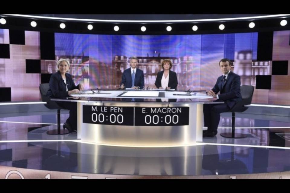 Dibattito TV a colpi di insulti fra Macron e Le Pen
