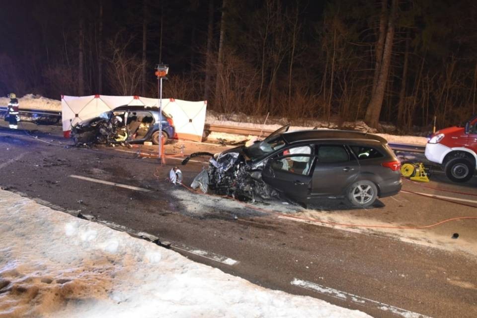 Frontale sull'A28, diversi feriti e autostrada chiusa