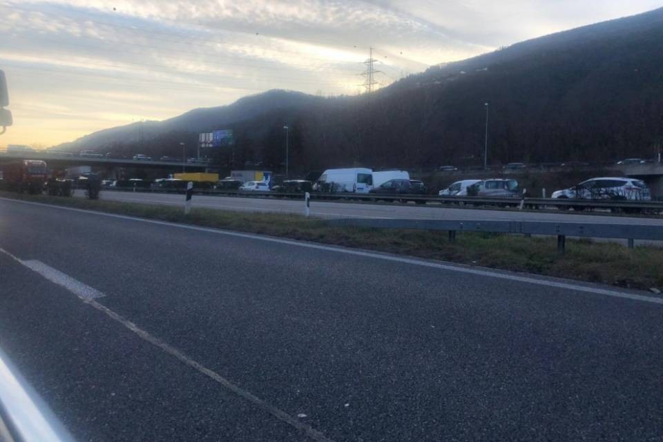 Furgone si ribalta sull'A2, tutto bloccato