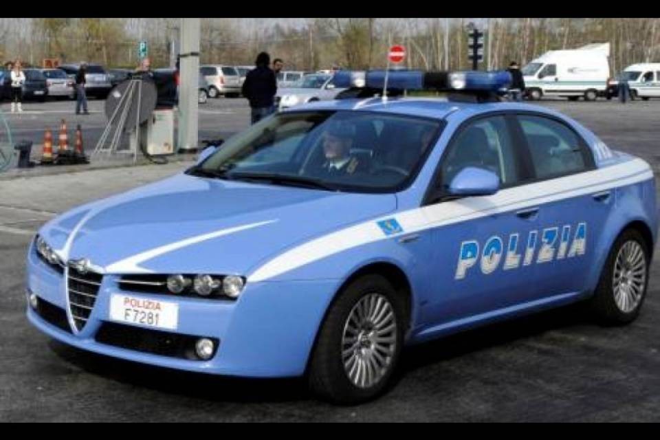 Poliziotto investito volontariamente nel Comasco