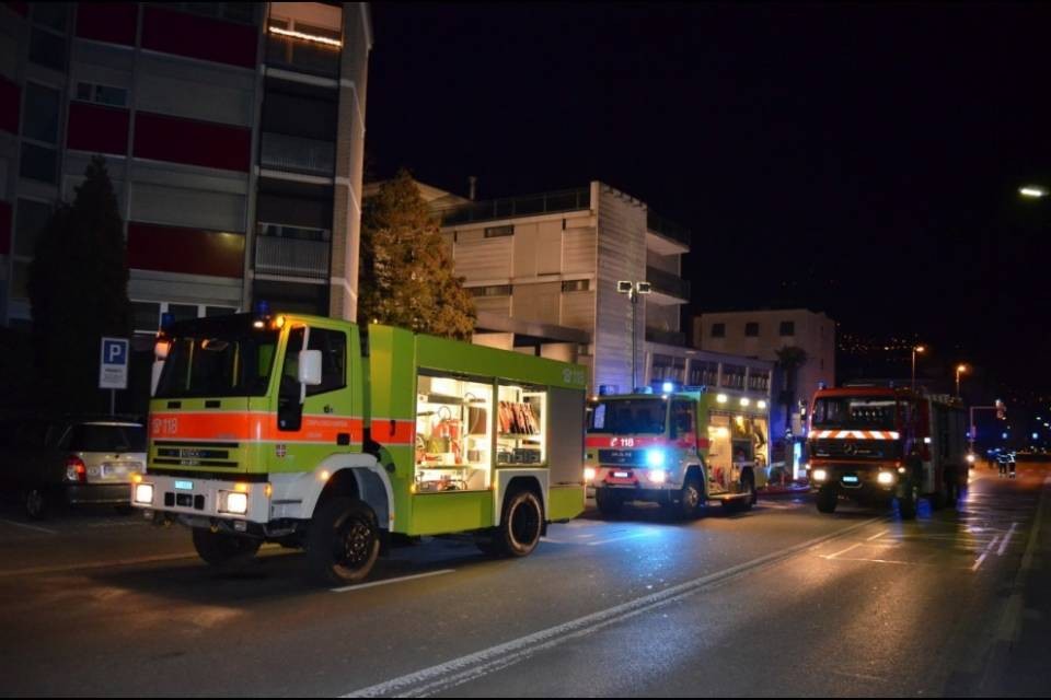 Incendio a Massagno: palazzo evacuato, alcuni intossicati