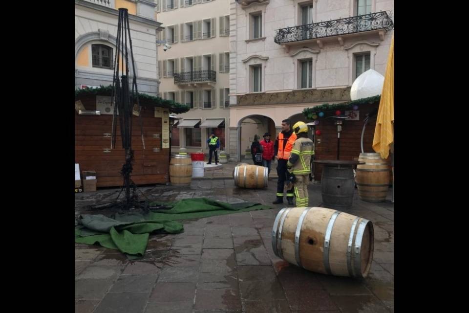 Lugano, ombrellone prende fuoco davanti al Municipio