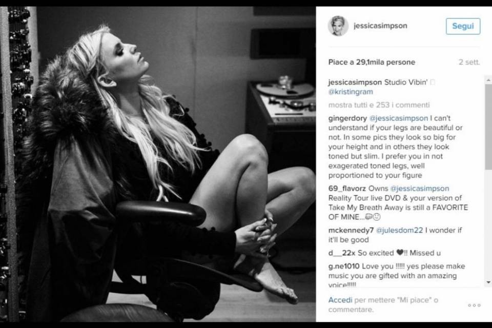 Jessica Simpson, prova costume e scatti hot