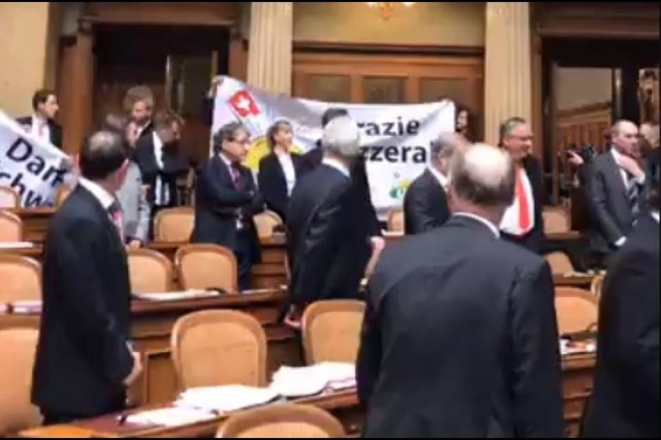 Salmo svizzero e striscioni per i 25 anni dal No allo SEE