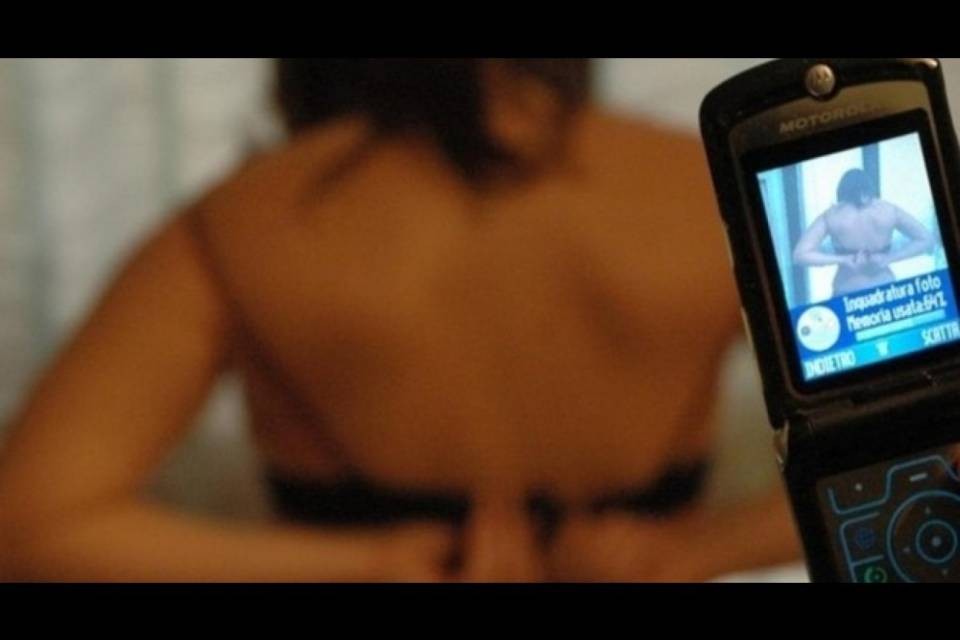 Selfie porno con l'allieva di 16 anni: docente nei guai