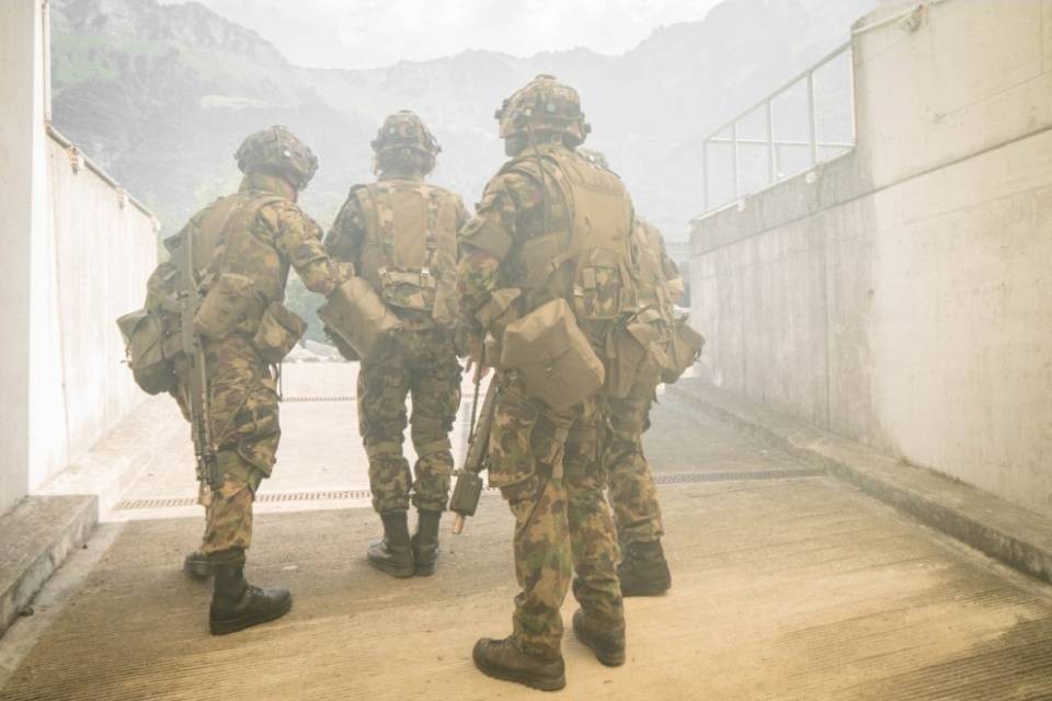 Un giorno con l'esercito: lacrimogeni, cecchini e... piranha