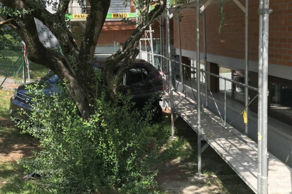 Sbaglia manovra e finisce nella scarpata