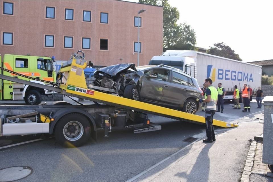 Frontale con un camion a Balerna