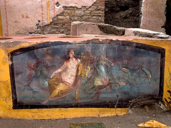 Nereide a cavallo rinvenuta nel termopolio. Immagine sito archeologico di Pompei