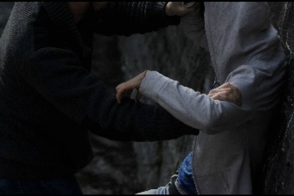 Aggredisce i genitori e il fratello, aperta un'inchiesta