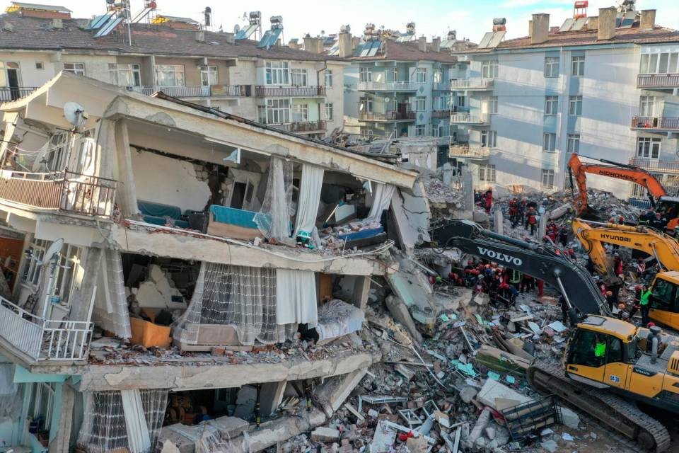 Un’immagine degli edifici crollati a Smirne. Foto Shutterstock