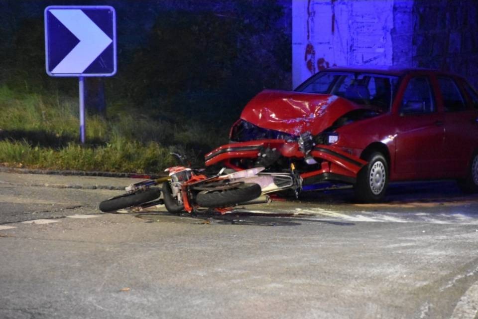 Scontro frontale tra auto e moto a Lamone