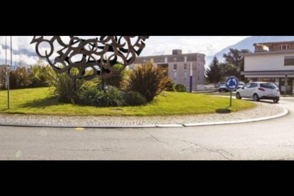 "Scultura alla rotonda del Ponte Maggia, uno spreco"