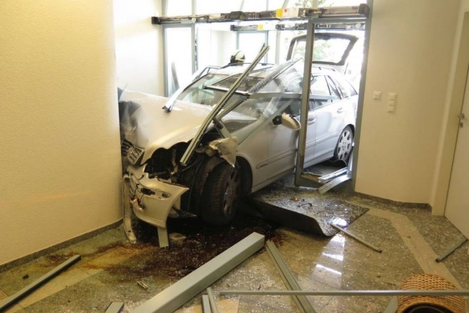 Confonde freno e acceleratore e sfonda una vetrina