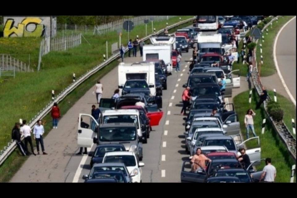 5 chilometri di coda al portale sud del San Gottardo