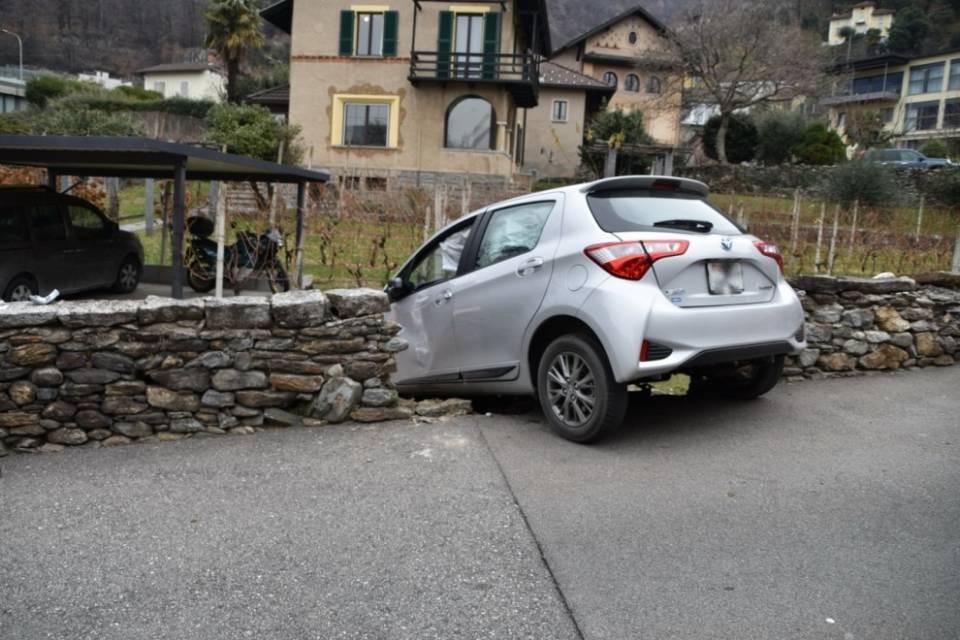 Sbaglia manovra e sfonda un muretto