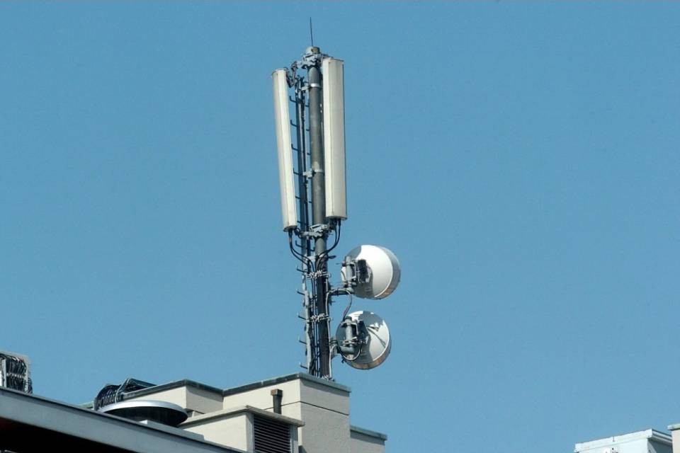 "Antenne telefoniche via dalle zone sensibili"