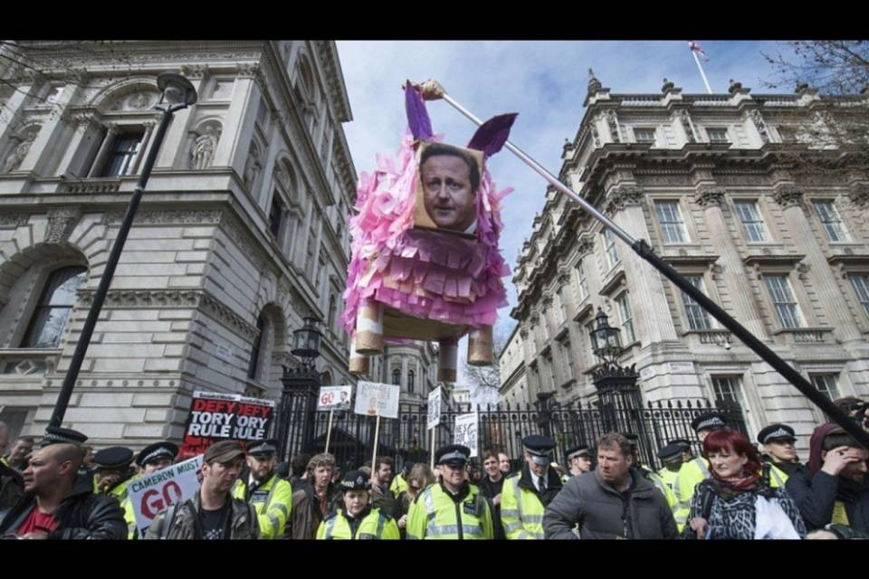 "Cameron dimettiti!"
