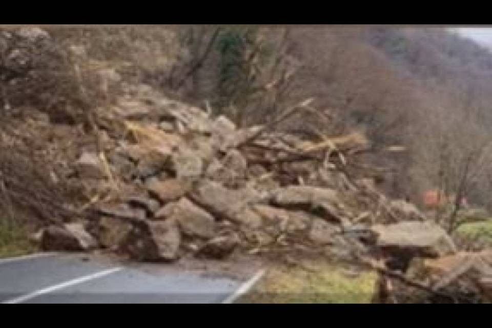 Frana in provincia di Sondrio, si cerca l'autista di un furgone