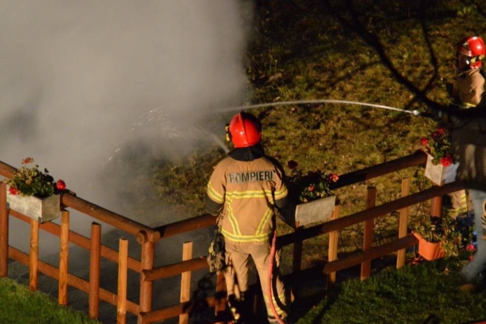 Cascina distrutta dalle fiamme