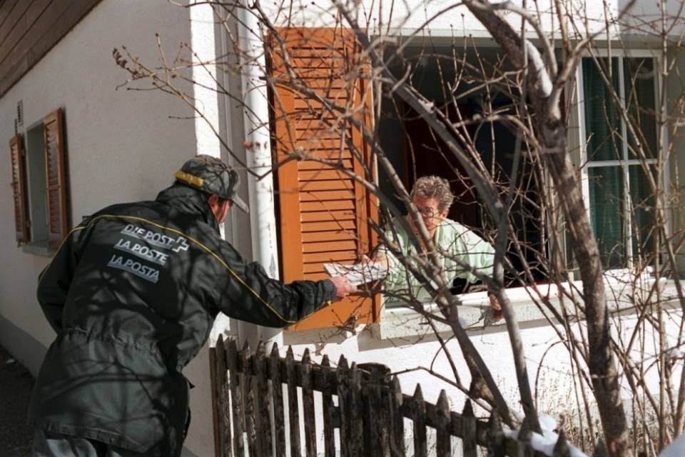 Uffici postali? No, il pagamento si fa sulla soglia di casa