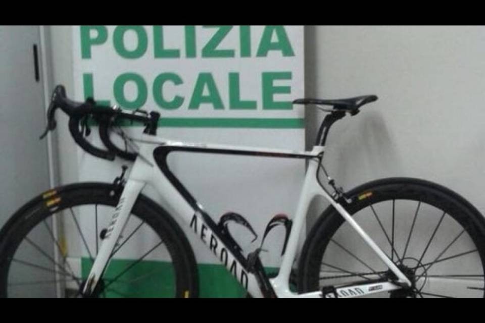 Ruba la bici alla persona sbagliata: un commissario