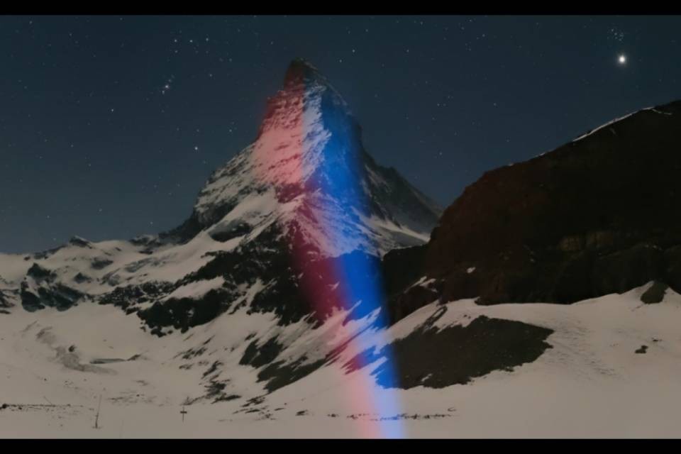 Il Cervino si illumina con i colori del Ticino