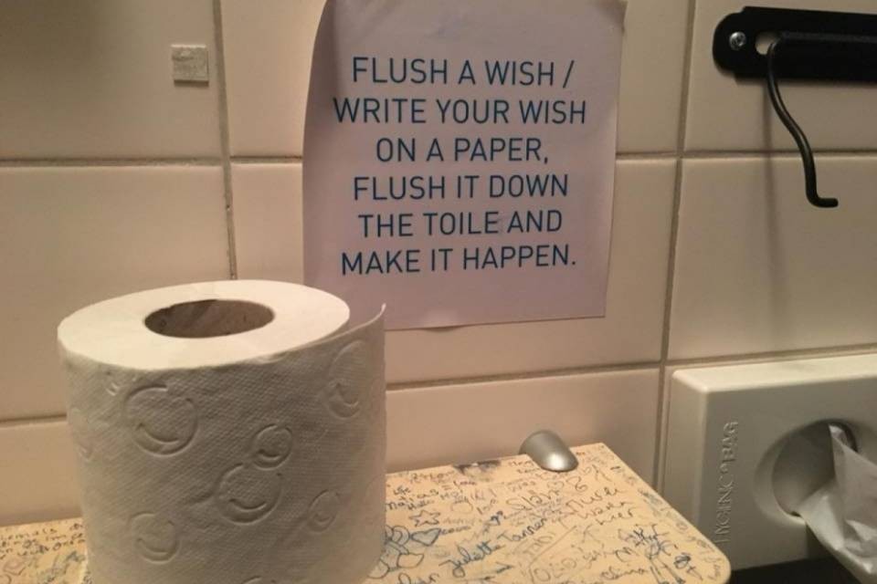 Nel bagno di un locale di Berna: "Esprimi un desiderio e..."