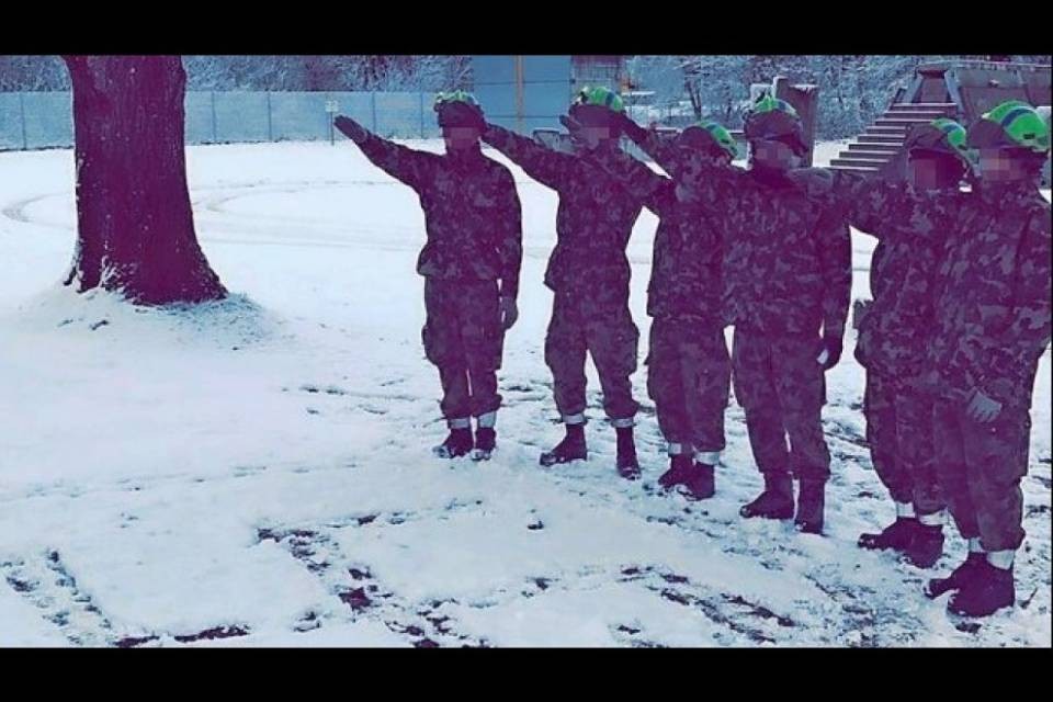 Arrestati i militi che hanno fatto il saluto nazista