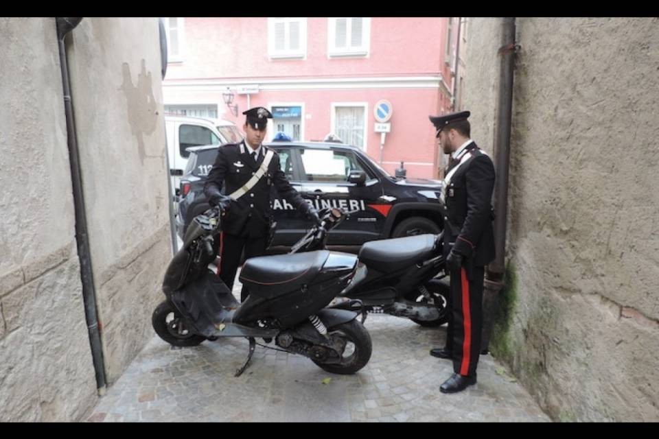Acquista due scooter in Italia, ma scopre che erano rubati