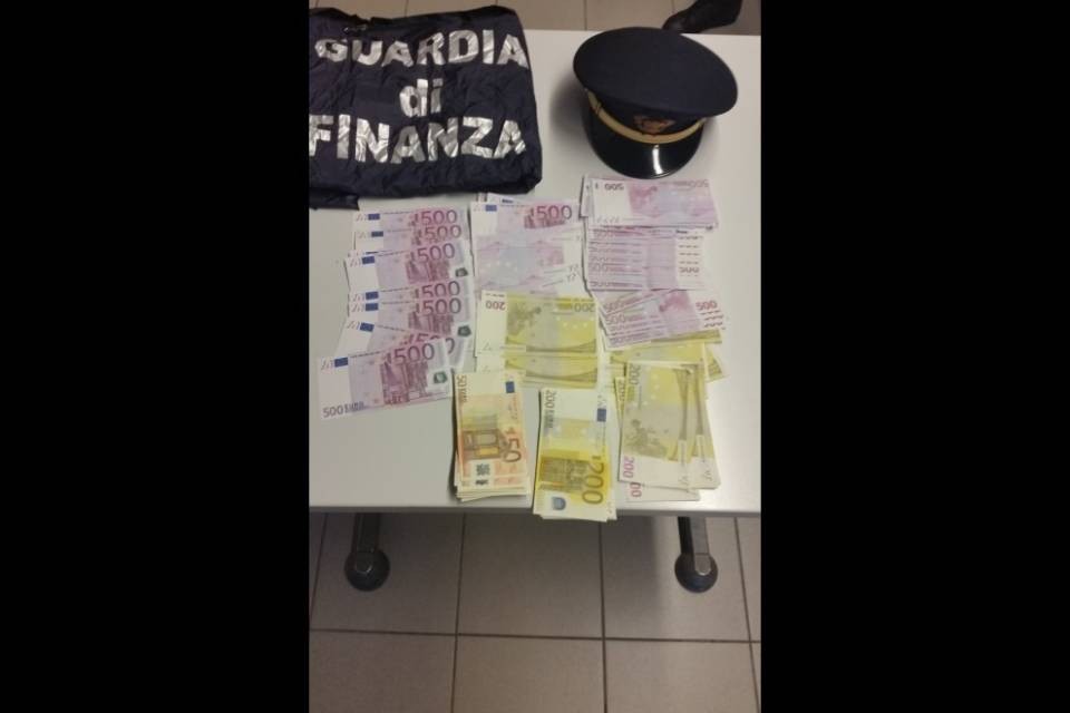 Chiasso, fermati due greci con 71mila euro