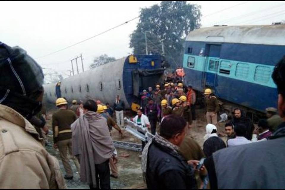 India: treno esce dai binari, 32 le vittime accertate