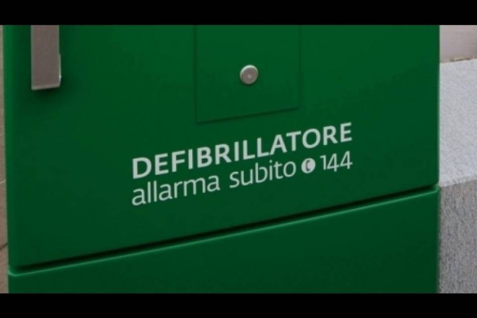 Nuovo defibrillatore pubblico nel quartiere di Pazzallo