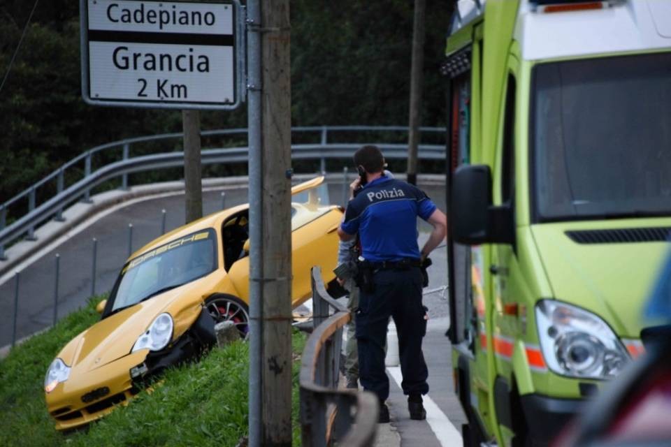 Sbanda ed esce di strada, poi resta in bilico sulla scarpata