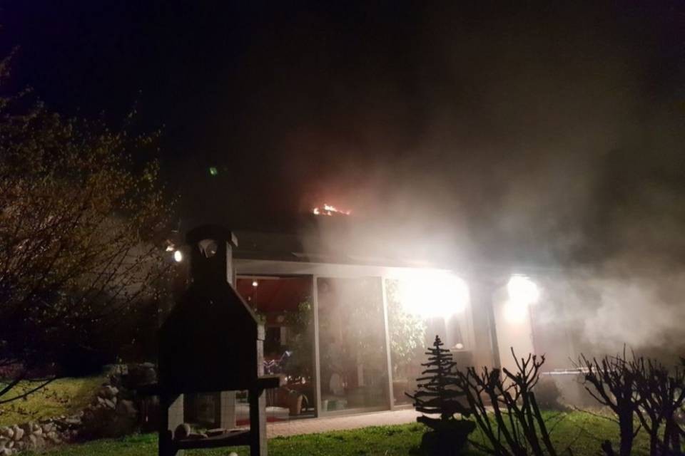 Canna fumaria in fiamme ad Arzo