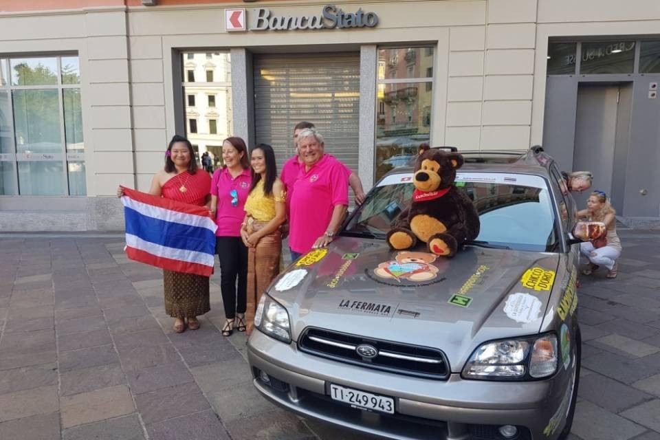 Partiti in auto da Lugano verso Bangkok
