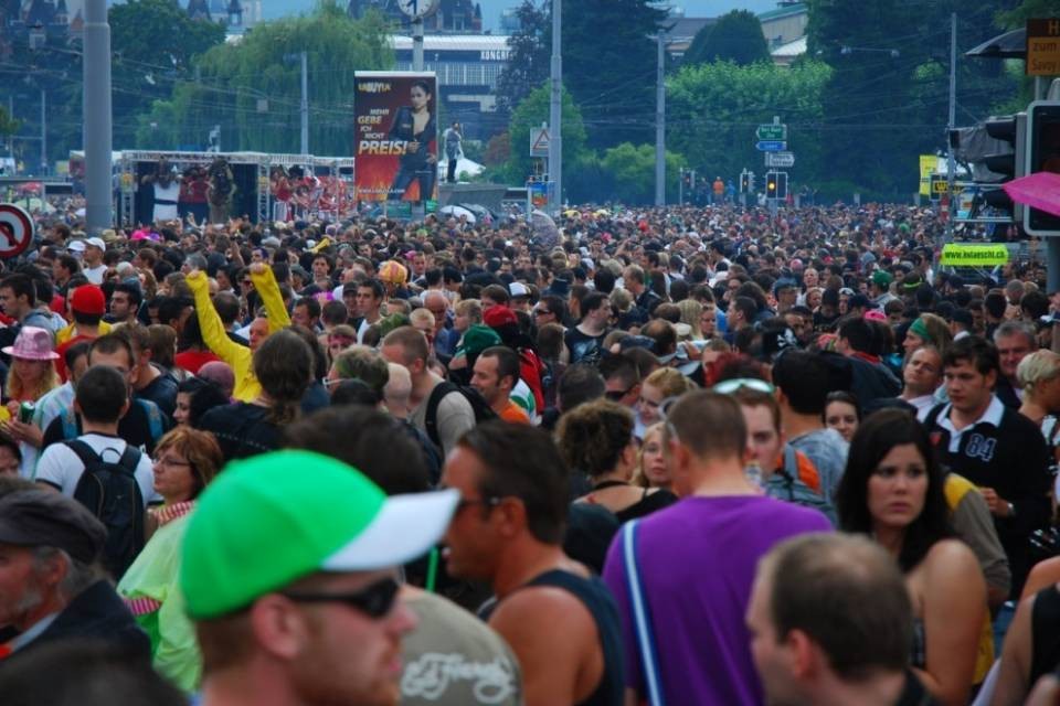 Follia alla Street parade: zaino conteneva finta bomba, un arresto