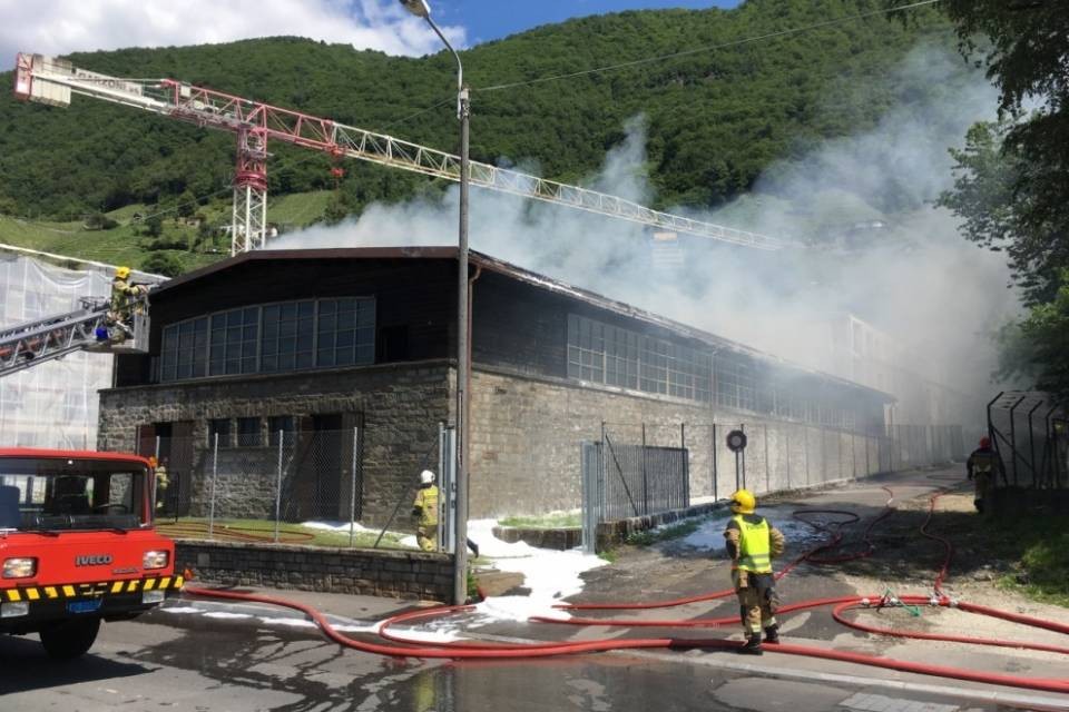 Capannone in fiamme a Gordola
