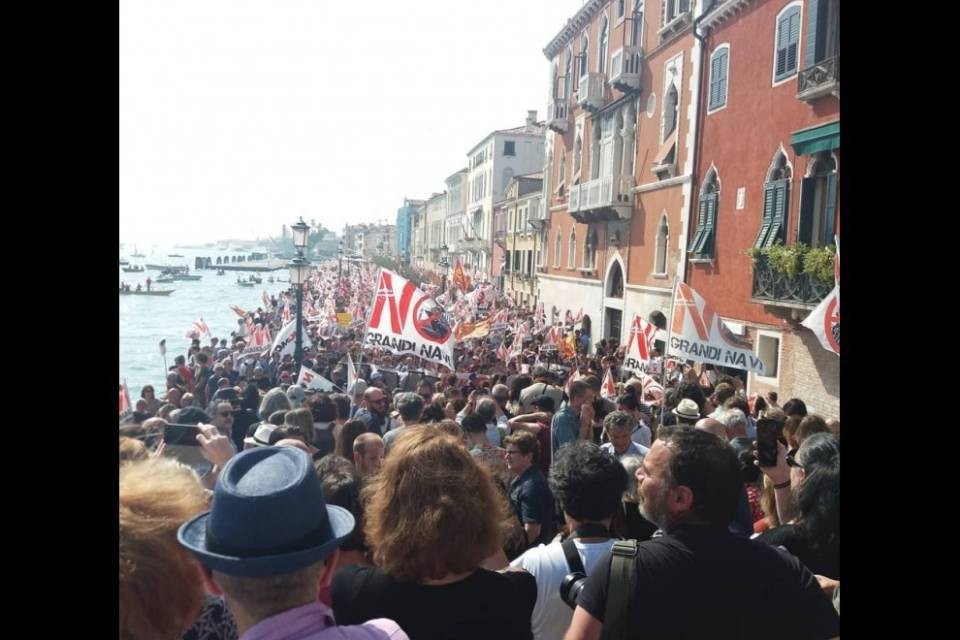 8000 manifestanti a Venezia: "Fuori le navi dalla laguna"