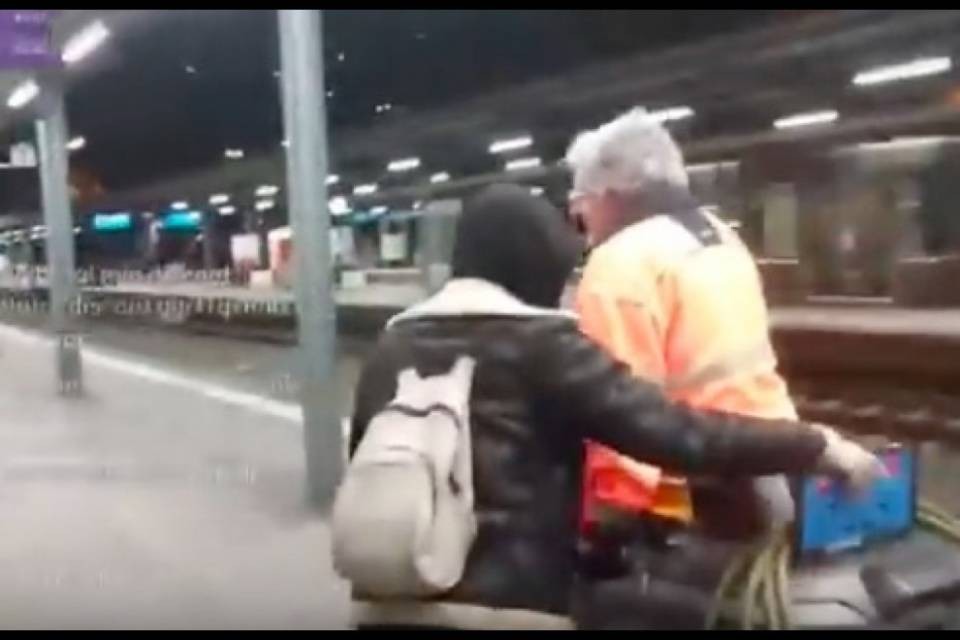 Youtuber ubriachi importunano inserviente della stazione
